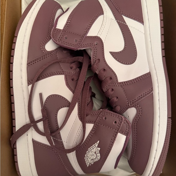 Nike Air Jordan 1 Retro High OG in Mauve and White - Picture 1 of 3
